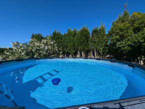 F3 rénové au RDC avec jardin clôt et piscine privatifs, proche toutes activités !